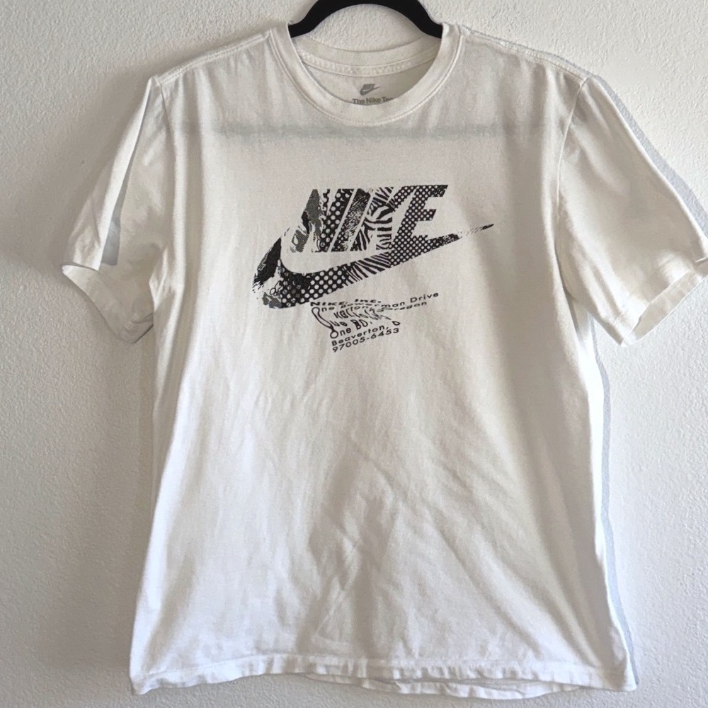 Nike Graphic T-Shirt Mens Large White Futura Logo Animal Print 637586-N67